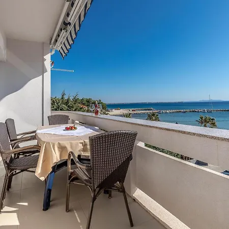 Apartment Paradiso, No 3 *