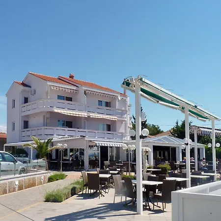 Apartment Paradiso, No 3 Vir